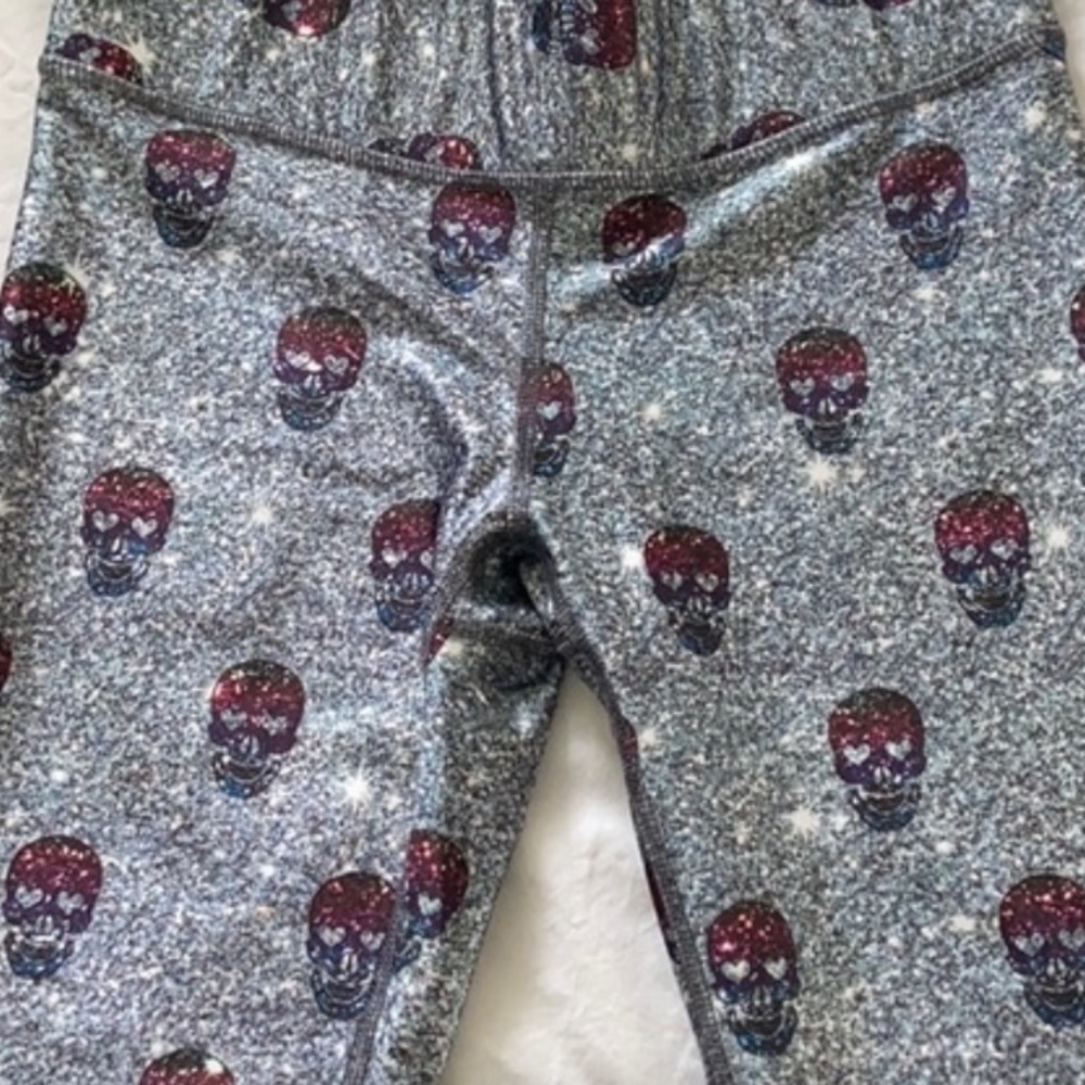 Terez Midrise Heart Skull Capris Size M